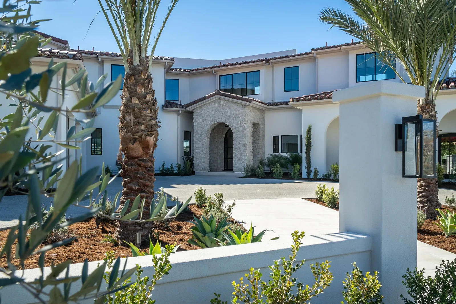 Hillside Estate — outdoor living detail 28